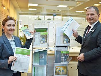 Christine Galster mit Raiffeisenbank-Leiter Armin Datz luden ein, um über klimafreundliches Heizen nachzudenken. Foto: Petra Malbrich