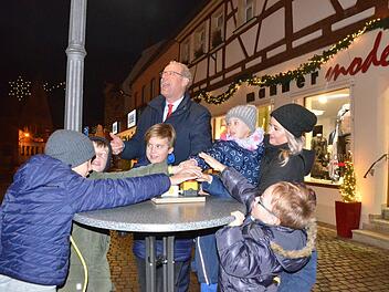 Nach dem Knopfdruck der Kinder: Bürgermeister German Hacker freut sich über die wunderschöne Weihnachtsbeleuchtung.