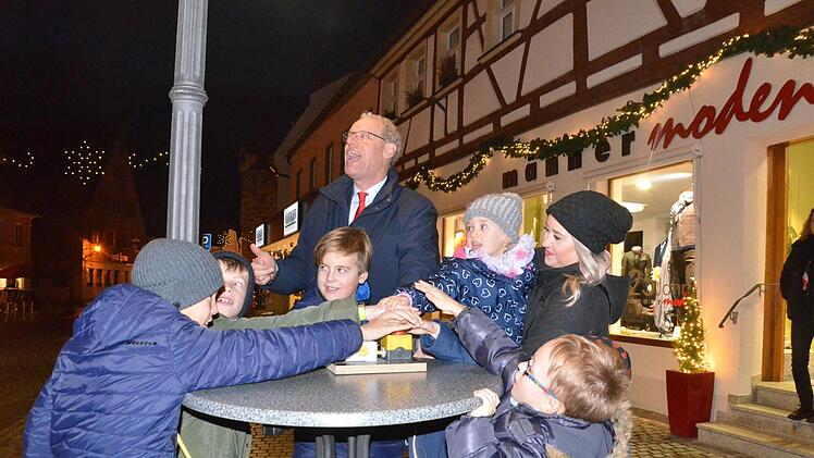 Nach dem Knopfdruck der Kinder: Bürgermeister German Hacker freut sich über die wunderschöne Weihnachtsbeleuchtung.