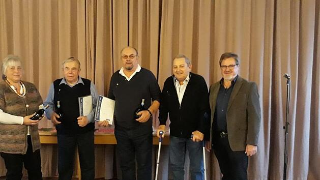 F&uuml;r 25 Jahre Mitgliedschaft ehrte der VdK-Ortsverband Zeitlofs Mitglieder: Frauenbeauftragte Elfriede Kenner (von links), Emil M&uuml;ller, Karl Roth, Werner Spahn und Vorsitzender Harry Mack. Foto: Brigitte Gr&ouml;sch