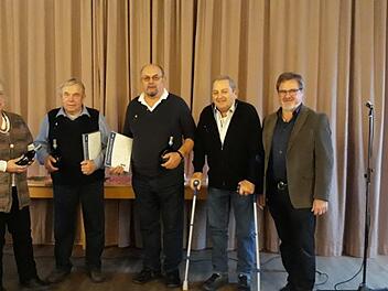 Für 25 Jahre Mitgliedschaft ehrte der VdK-Ortsverband Zeitlofs Mitglieder: Frauenbeauftragte Elfriede Kenner (von links), Emil Müller, Karl Roth, Werner Spahn und Vorsitzender Harry Mack. Foto: Brigitte Grösch