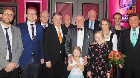 Gerhard Müller (vorne mit Fliege) im Kreise der nahen Verwandten und Prominenz aus Politik und Wirtschaft Foto: Horst Wunner