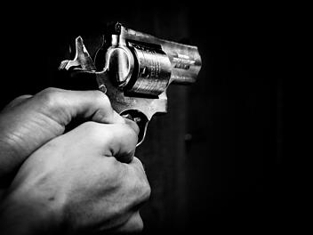 Würzburg: Mann zielt mit "Waffe" auf Passantin - Polizei rückt mit Großaufgebot an
