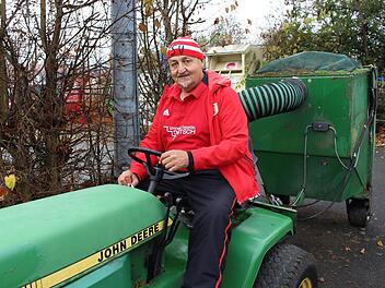 Norbert Fochler und sein John Deere: Beide sind mit vollem Einsatz dabei. Fotos: Evi Seeger