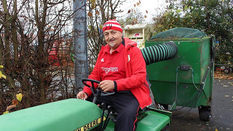 Norbert Fochler und sein John Deere: Beide sind mit vollem Einsatz dabei. Fotos: Evi Seeger