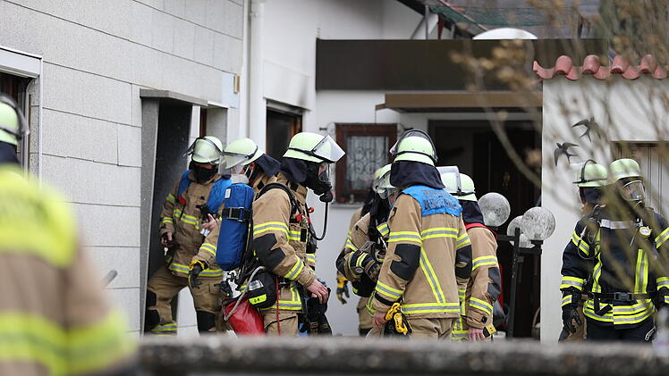 Fürth: Brand in Wohnhaus - Feuerwehr rettet Frau aus Gebäude