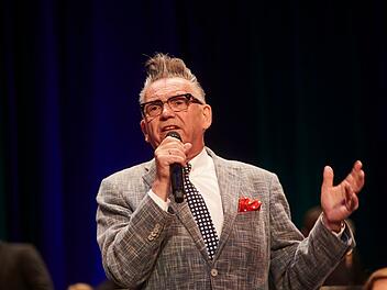 Der S&auml;nger und Multiinstrumentalist G&ouml;tz Alsmann moderiert die Sendung "Hope und Alsmann pers&ouml;nlich", in der die beiden Musiker gemeinsam ihre zehnj&auml;hrigen Programme feiern.