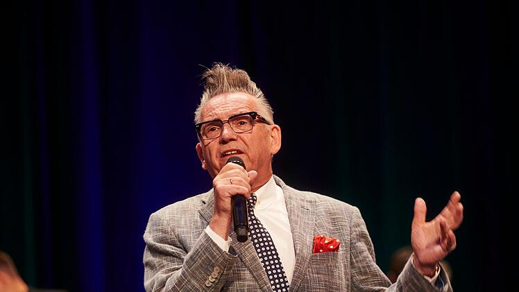 Der S&auml;nger und Multiinstrumentalist G&ouml;tz Alsmann moderiert die Sendung "Hope und Alsmann pers&ouml;nlich", in der die beiden Musiker gemeinsam ihre zehnj&auml;hrigen Programme feiern.