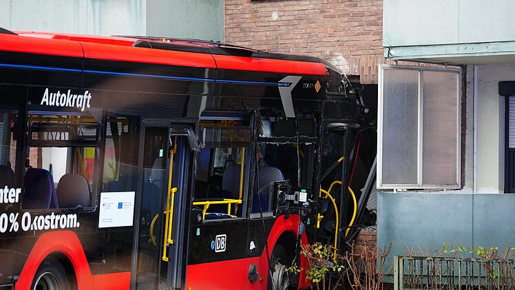 Schulbus mit 20 Kindern f&auml;hrt in Hauswand