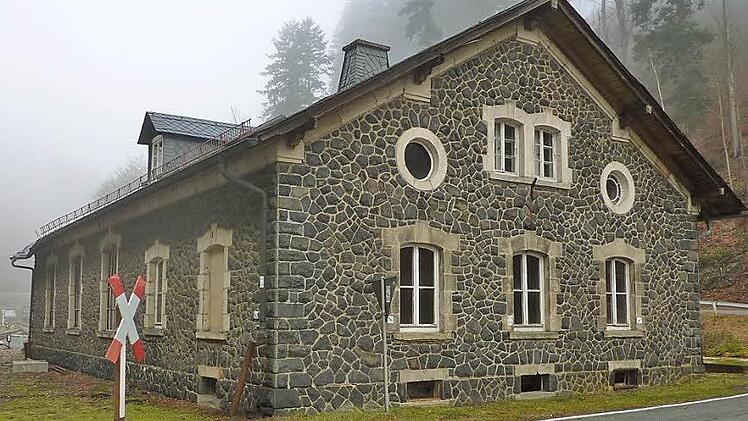 Der Lokschuppen mit seinem markant wirkenden Zyklopenmauerwerk ist eine weitere Attraktion im Bahnhofsensemble.