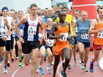 Kurz nach dem Start lagen Neil Speaight (505) und der Ingolstadter Zachary Kagiri (rechts daneben) noch gleichauf. Zehn Kilometer später hatte der frisch gebackene TSHler aber einen komfortablen Vorsprung. Fotos: herzopress