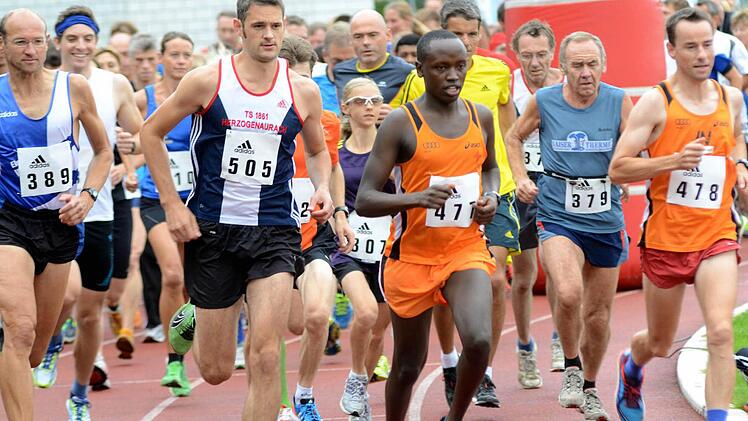 Kurz nach dem Start lagen Neil Speaight (505) und der Ingolstadter Zachary Kagiri (rechts daneben) noch gleichauf. Zehn Kilometer später hatte der frisch gebackene TSHler aber einen komfortablen Vorsprung. Fotos: herzopress