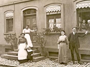 Das Foto - wohl aus dem Jahr 1912 - zeigt rechts stehend Max Hamburger mit seiner Frau Klara vor dem Haus in der Bahnhofstraße 10. Links ist die Tochter Bella an der Hand eines Kindermädchens zu sehen. Dahinter steht ein Hausmädchen an der Tür. Foto: privat