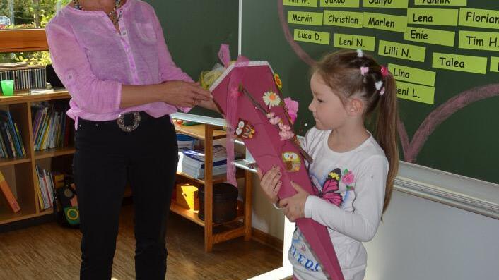 Katharina hat sogar die Schultüte in rosa, passend zu ihrer Hosenfarbe.