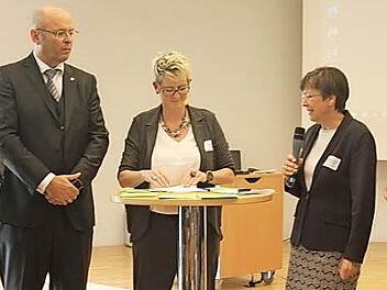 Von links der Vorsitzende von Kronach Creativ, Rainer Kober, IHK-Präsident Heribert Trunk, Moderatorin Anke Rieß-Fähnrich, Regierungspräsidentin Heidrun Piwernetz und Moderator Loring Sittler. Foto: V. Schadeck