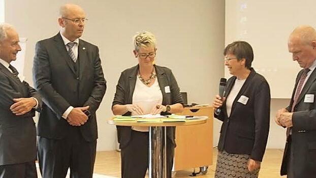Von links der Vorsitzende von Kronach Creativ, Rainer Kober, IHK-Präsident Heribert Trunk, Moderatorin Anke Rieß-Fähnrich, Regierungspräsidentin Heidrun Piwernetz und Moderator Loring Sittler. Foto: V. Schadeck