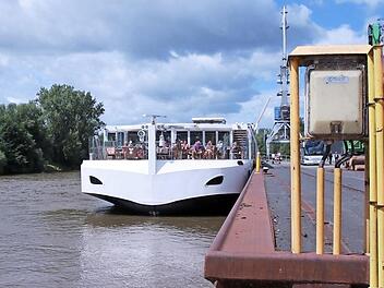Alles läuft normal auf dem Main, auch wenn der Pegelstand höher ist als üblich. Unser Bild zeigt einen Kreuzfahrer im Zeiler Hafen.  Foto: Katja Müller
