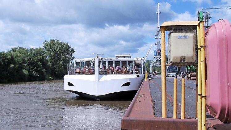 Alles läuft normal auf dem Main, auch wenn der Pegelstand höher ist als üblich. Unser Bild zeigt einen Kreuzfahrer im Zeiler Hafen.  Foto: Katja Müller