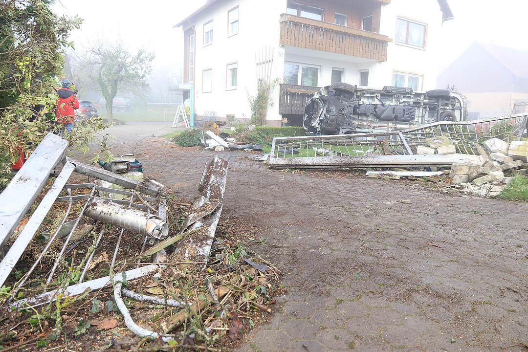 Landkreis Forchheim: Transporter landet in Garten
