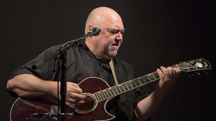Als bekennender Franke präsentierte sich der singende Pfarrer Wolfgang Buck bei seinem Soloprogramm im Gemeindezentrum. Foto: Klaus Gagel