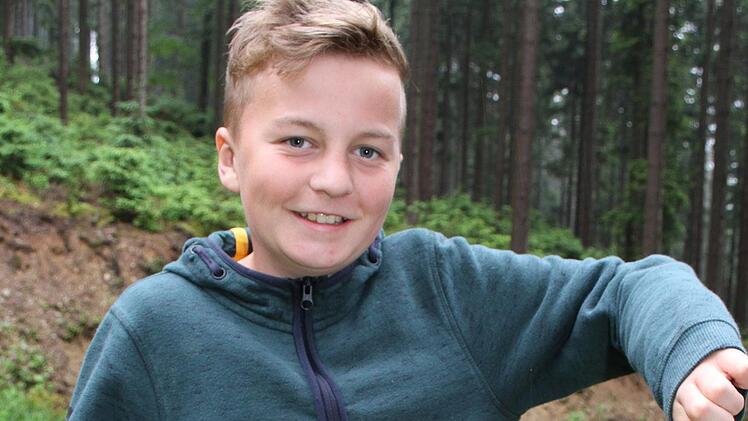 Auch Leon Hugel (11) hilft bei der Arbeit an den Bienenv&ouml;lkern mit. Foto: Sonny Adam