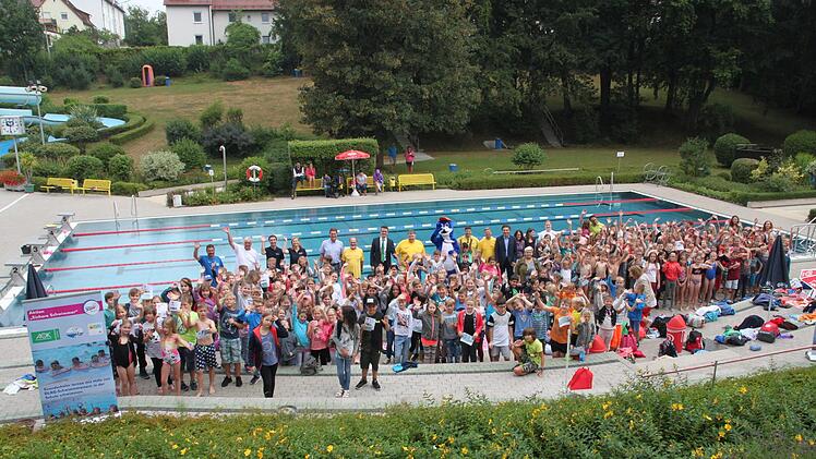 437 Kinder aus den Grundschule Alten- und  Burgkunstadt sowie Weismain haben im Rahmen des DLRG-Pilotprojektes  "Sicheres Schwimmen" Schwimmunterricht erhalten. Zusammen mit den Verantwortlichen und Ehrengästen jubeln sie den Fotografen zuFoto: Stephan Stöckel.