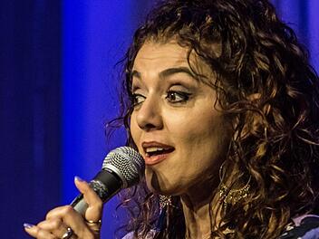 Die Sängerin Lily Dahab beeindruckte das Publikum bei "Leise am Markt" in Coburg.Foto: Jochen Berger