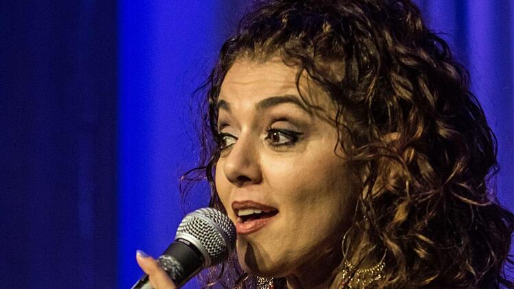 Die Sängerin Lily Dahab beeindruckte das Publikum bei "Leise am Markt" in Coburg.Foto: Jochen Berger