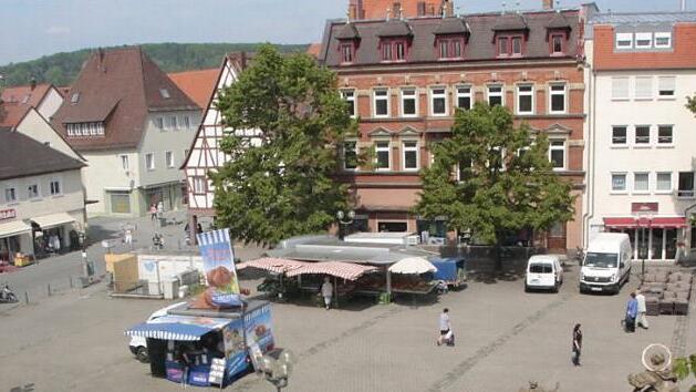 Um den Paradeplatz sollen zwei Reihen Schnurbäume gepflanzt werden, die Sichtachse von der Kommandantur zur Alten Wache soll dadurch noch betont werden. Foto: Josef Hofbauer/Archiv