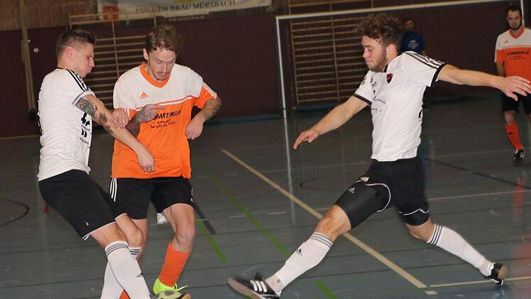 Der TSV Pfarrweisach (orange) wurde beim 6:0 gegen den TSV Burpreppach (weiß) seiner Favoritenrolle gerecht.