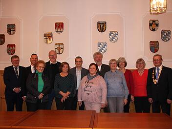 Neun Bürger wurden mit der Ehrennadel des Marktes ausgezeichnet: Ulrike Lorösch, Hildegard Fenn, Waltraud Kober, Beate Schäfer, Helmut Hämel, Otto Granich, Hannelore Stoll, Sonja Holzheimer und Gerhard Karg. Es gratulierten 1. Bürgermeister Gotthard Schlereth (rechts), 2. Bürgermeister Jürgen Kolb (links) und 3. Bürgermeister Mario Götz (2. von links).  Foto: Hilmar Ruppert