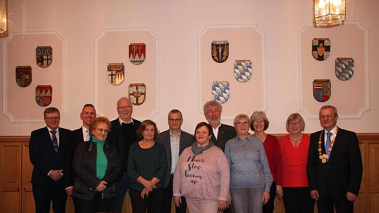 Neun Bürger wurden mit der Ehrennadel des Marktes ausgezeichnet: Ulrike Lorösch, Hildegard Fenn, Waltraud Kober, Beate Schäfer, Helmut Hämel, Otto Granich, Hannelore Stoll, Sonja Holzheimer und Gerhard Karg. Es gratulierten 1. Bürgermeister Gotthard Schlereth (rechts), 2. Bürgermeister Jürgen Kolb (links) und 3. Bürgermeister Mario Götz (2. von links).  Foto: Hilmar Ruppert
