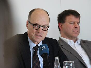 Heinrich Iro, Ärztlicher Direktor, (links) und Frank Neumann, Leiter des Gesundheitsamtes Erlangen, gaben neue Informationen zum Corona-Fall am Uniklinikum bekannt. Fotos: Christian Bauriedel