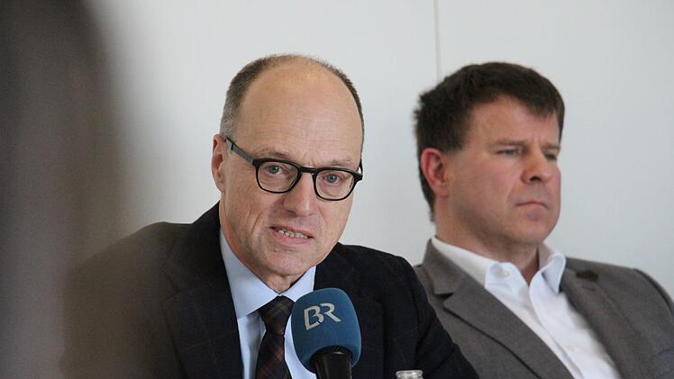 Heinrich Iro, Ärztlicher Direktor, (links) und Frank Neumann, Leiter des Gesundheitsamtes Erlangen, gaben neue Informationen zum Corona-Fall am Uniklinikum bekannt. Fotos: Christian Bauriedel