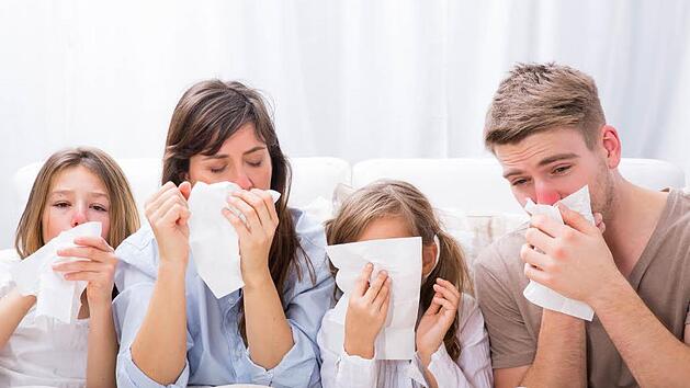 Wenn Kinder Schnupfen haben, werden sie derzeit von der Krippe oder dem Kindergarten nach Hause geschickt. Viele Eltern sind genervt.dpa