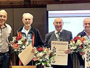 Gerd Ankermann vom TSH-Vorstand mit den neuen Ehrenmitgliedern Klaus Brandmeier, Hans Ort, Helmut M&uuml;ller (von links)