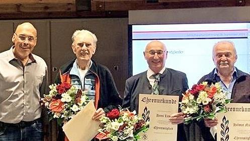 Gerd Ankermann vom TSH-Vorstand mit den neuen Ehrenmitgliedern Klaus Brandmeier, Hans Ort, Helmut Müller (von links)