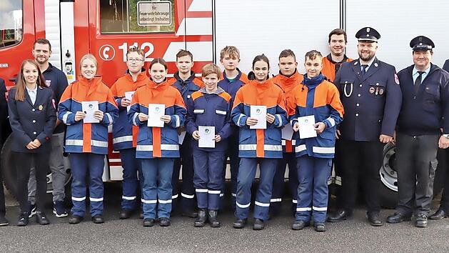 Die erfolgreichen Teilnehmer der Jugendfeuerwehr Marktgraitz freuen sich mit den Jugendwarten, dem Dritten B&uuml;rgermeister, dem Schiedsrichter und dem Kommandanten &uuml;ber die Urkunden.
