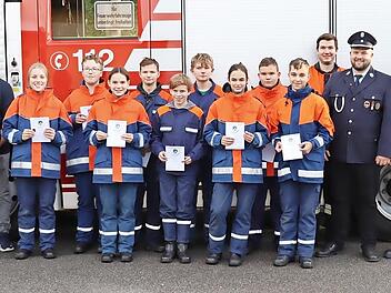 Die erfolgreichen Teilnehmer der Jugendfeuerwehr Marktgraitz freuen sich mit den Jugendwarten, dem Dritten B&uuml;rgermeister, dem Schiedsrichter und dem Kommandanten &uuml;ber die Urkunden.