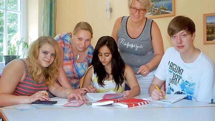Dank eCn-Klasse haben sie einen Abschluss und eine Ausbildungsplatz (von links): Denise Reiter, Christina Schulze, Pleranda Shabani, Martina Benzel-Weyh und Yannick Mondtkowski. Foto: Gabi Arnold