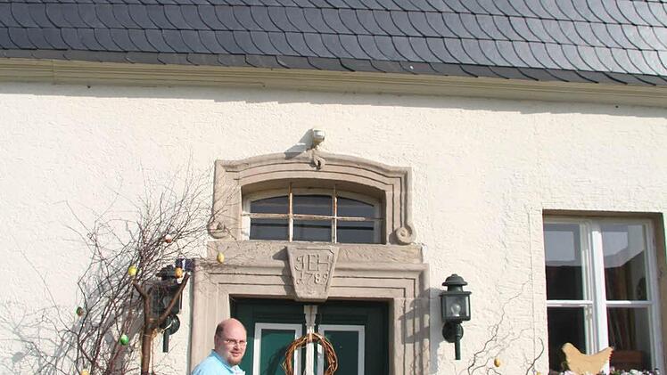 Hans Pezold plant eine komplette Sanierung der Außenhaut, denn der Schiefer ist in die Jahre gekommen. An der Rückseite des Hauses (Bild), wo auch der Eingang ist, wurde der Schiefer bereits ausgetauscht, jetzt soll das Haus auch von der anderen Seite saniert werden.