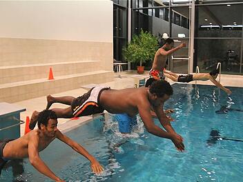 Die Asylbewerber springen mit Freude ins Schwimmbecken. Foto: Gerd Schaar