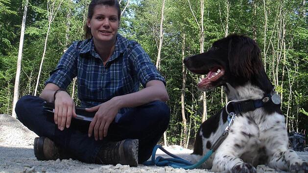 Miriam Langenbucher an dem Platz, an dem das Verwaltungsgeb&auml;ude stehen wird, mit "Mara". Foto: Schreiber