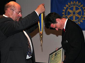 Selbstlos dienen ist das Motto der Rotarier. Im Rotaryclub Haßfurt "dient" ab sofort Oliver Leuteritz (rechts) an erster Stelle, der bei der Feier zur Übergabe der Präsidentschaft die Insignien aus der Hand des scheidenden Präsidenten Helmut Hümmer (links) erhielt.  Foto: Ulrike Langer