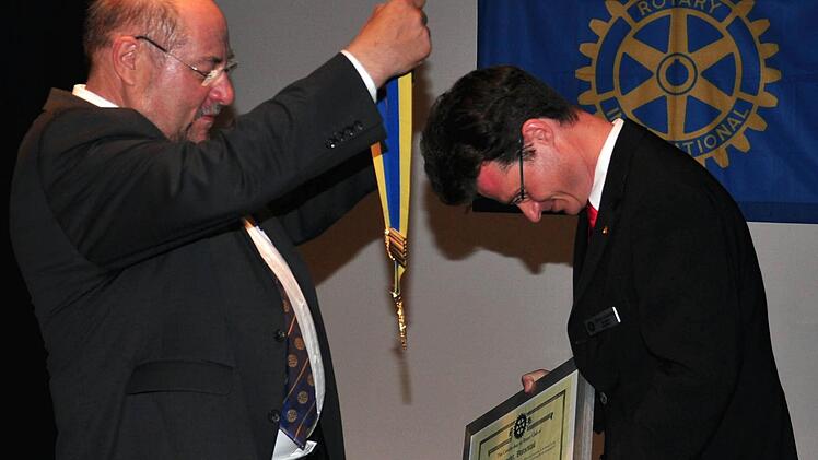 Selbstlos dienen ist das Motto der Rotarier. Im Rotaryclub Haßfurt "dient" ab sofort Oliver Leuteritz (rechts) an erster Stelle, der bei der Feier zur Übergabe der Präsidentschaft die Insignien aus der Hand des scheidenden Präsidenten Helmut Hümmer (links) erhielt.  Foto: Ulrike Langer