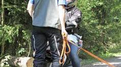 Erwischt: So einfach mit dem Moped durch den Wald geht nicht.