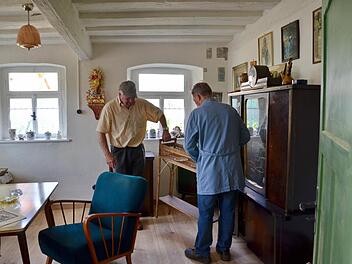 Die "gute Stube" wird von den Vereinsmitgliedern ein- beziehungsweise umgeräumt. Fotos: Andrea Spörlein