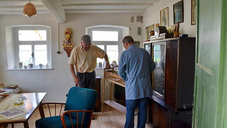 Die "gute Stube" wird von den Vereinsmitgliedern ein- beziehungsweise umgeräumt. Fotos: Andrea Spörlein