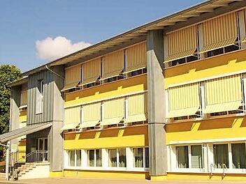 Und das ärgert die Ebelsbacher Eltern: Ein Großteil der Schule in Ebelsbach ist nicht mit Klassen belegt. Aktuell sind hier nur zwei Klassen der Grundschule und zwei Klassen der Mittelschule untergebracht. Ab 2016 sollen aber die Rollos für alle Klassen der Grundschule hier hochgehen.