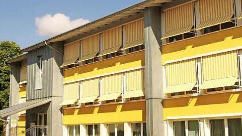 Und das ärgert die Ebelsbacher Eltern: Ein Großteil der Schule in Ebelsbach ist nicht mit Klassen belegt. Aktuell sind hier nur zwei Klassen der Grundschule und zwei Klassen der Mittelschule untergebracht. Ab 2016 sollen aber die Rollos für alle Klassen der Grundschule hier hochgehen.